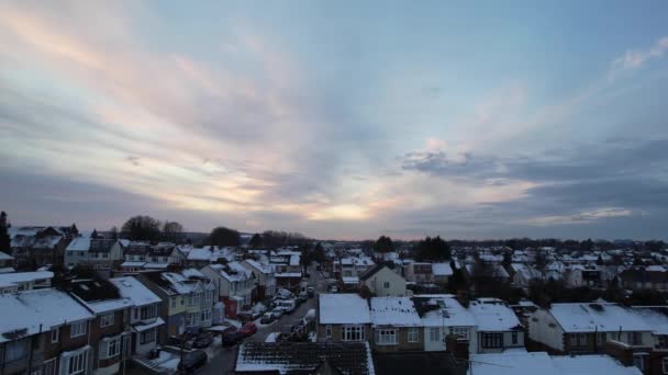 イギリス ルトン 12月 2022 雪の秋の後の日没の間にイングランドのルトン市の美しい景色 ドローンのカメラで撮影された映像 — ストック動画