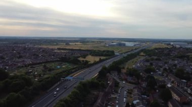 İngiliz Otoyolları Yüksek Açı Görüntüsü ve İngiltere 'nin Luton Şehri Trafiği. Görüntü, İHA 'nın Kamerasıyla 18 Temmuz 2023' te çekildi.
