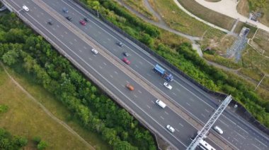 İngiliz Otoyolları Yüksek Açı Görüntüsü ve İngiltere 'nin Luton Şehri Trafiği. Görüntü, İHA 'nın Kamerasıyla 18 Temmuz 2023' te çekildi.