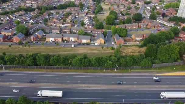 イギリスの高速道路とロンドンの交通の高角度映像 ルートン市 2023年7月18日にドローンのカメラで撮影された映像 — ストック動画