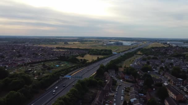 英国高速公路的高角度镜头和英国伦敦卢顿市的交通 镜头拍摄于2023年7月18日 用Drone Camera拍摄 — 图库视频影像