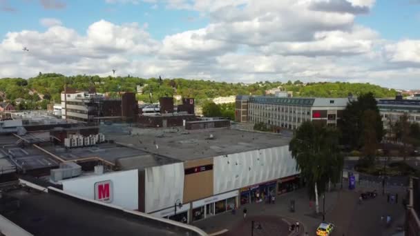 スローモーションイングランド中央ルトン市の人々と中央ルトンとショッピングモールの映像ルトンタウンは混合コミュニティと英国の多文化都市です 撮影は2022年8月30日 — ストック動画