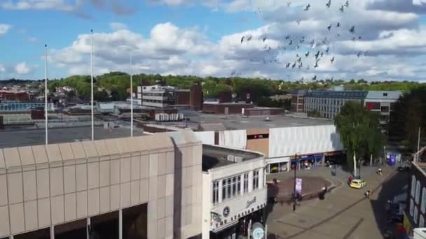 スローモーションイングランド中央ルトン市の人々と中央ルトンとショッピングモールの映像ルトンタウンは混合コミュニティと英国の多文化都市です 撮影は2022年8月30日 — ストック動画