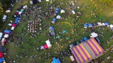 İslam Bayramı Bayramı 'nda Luton' un Lewsey Halk Parkı 'nda İslam Cemaati için Ücretsiz Giriş Yapıldı. Görüntü İHA 'nın Kamerasıyla 29 Haziran 2023' te çekildi.