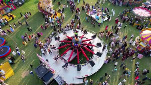 High Angle Footage Public Funfair Tenue Lewsey Public Park Luton — Video
