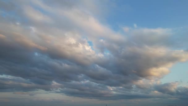 Prachtig Uitzicht Blue Sky Weinig Wolken Groot Brittannië Tijdens Zonsondergang — Stockvideo