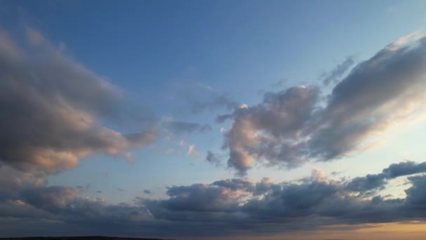 Πανέμορφη Θέα Του Μπλε Ουρανού Και Λίγα Σύννεφα Πάνω Από — Αρχείο Βίντεο