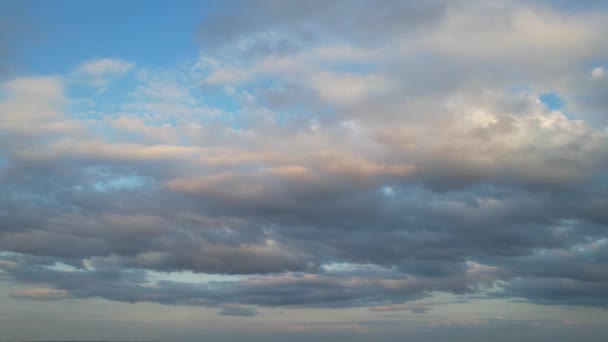 Великолепный Вид Голубое Небо Густые Облака Над Великобританией Время Заката — стоковое видео