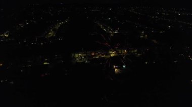 Gece boyunca Luton City 'deki bir düğün evinde yüksek açılı canlı havai fişek gösterisi. 30 Haziran 2023 'te İHA' nın Kamerasıyla Aydınlanan Şehir Yakalandı