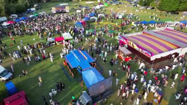 在伊斯兰圣开斋节当天 在卢顿的莱西公园举行的穆斯林社区可以自由出入的公众葬礼的高角度镜头 照片拍摄于2023年6月29日 — 图库视频影像