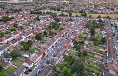 İngiltere 'nin Luton şehrinin en güzel turuncu gün batımı ve renkli bulutlu muhteşem gökyüzü manzarası. Görüntü İHA 'nın Kamerasıyla 3 Temmuz 2023' te yakalandı.