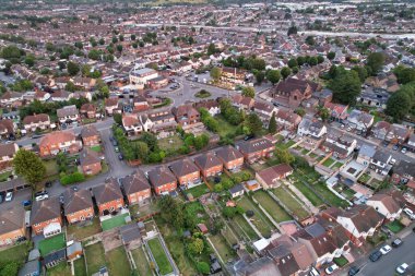 İngiltere 'nin Luton şehrinin en güzel turuncu gün batımı ve renkli bulutlu muhteşem gökyüzü manzarası. Görüntü İHA 'nın Kamerasıyla 3 Temmuz 2023' te yakalandı.