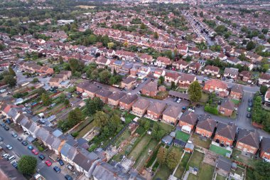 İngiltere 'nin Luton şehrinin en güzel turuncu gün batımı ve renkli bulutlu muhteşem gökyüzü manzarası. Görüntü İHA 'nın Kamerasıyla 3 Temmuz 2023' te yakalandı.