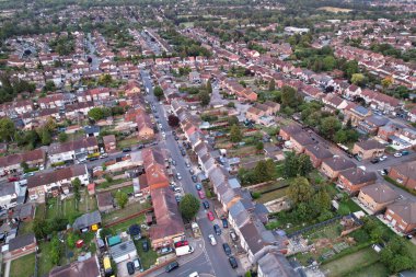 İngiltere 'nin Luton şehrinin en güzel turuncu gün batımı ve renkli bulutlu muhteşem gökyüzü manzarası. Görüntü İHA 'nın Kamerasıyla 3 Temmuz 2023' te yakalandı.