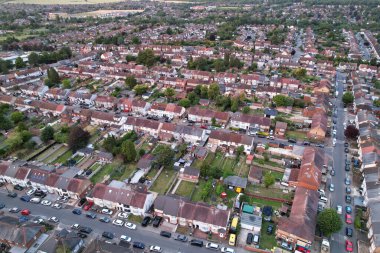İngiltere 'nin Luton şehrinin en güzel turuncu gün batımı ve renkli bulutlu muhteşem gökyüzü manzarası. Görüntü İHA 'nın Kamerasıyla 3 Temmuz 2023' te yakalandı.
