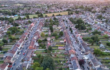 İngiltere 'nin Luton şehrinin en güzel turuncu gün batımı ve renkli bulutlu muhteşem gökyüzü manzarası. Görüntü İHA 'nın Kamerasıyla 3 Temmuz 2023' te yakalandı.