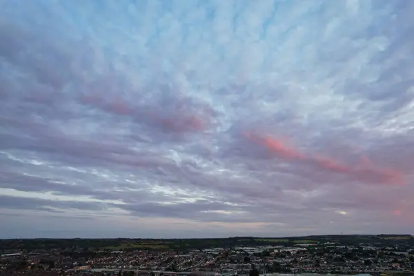 イギリスのルトン 2023年7月3日 ルトン市上空のオレンジ色の夕日の眺め — ストック写真
