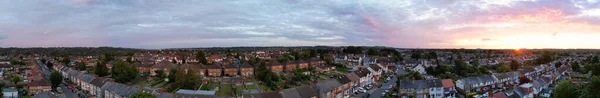 在色彩艳丽的落日落日和五彩斑斓的天空中 俯瞰着英格兰的卢顿镇 图片拍摄于2023年7月3日 — 图库照片