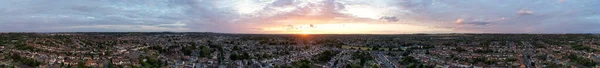 最も美しいオレンジの夕日とカラフルな雲と豪華な空の間にイングランドのルトンタウンの空中ビュー 2023年7月3日にドローンのカメラで撮影 — ストック写真