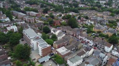 Luton, İngiltere, İngiltere - 2 Temmuz 2023: Hava Görünümü Luton Şehri Bulutlu Gün