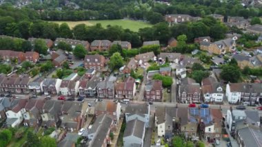 Luton, İngiltere, İngiltere - 2 Temmuz 2023: Hava Görünümü Luton Şehri Bulutlu Gün