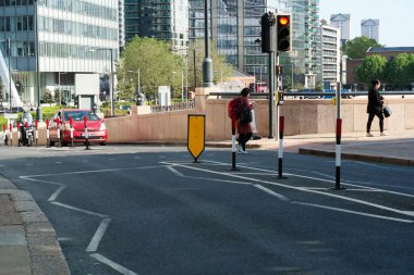 Londra, İngiltere, Birleşik Krallık - 8 Haziran 2023: Kanarya Rıhtımında Yol ve Trafik