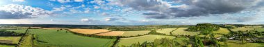 Güzel Günbatımında İngiliz Kırsal Manzarası Panoramik Yüksek Açılı Manzarası. Görüntüler 24 Haziran 2023 'te İngiltere' nin Bedfordshire kentindeki Sharpenhoe Clappers Luton 'da çekildi.