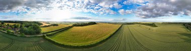 Güzel Günbatımında İngiliz Kırsal Manzarası Panoramik Yüksek Açılı Manzarası. Görüntüler 24 Haziran 2023 'te İngiltere' nin Bedfordshire kentindeki Sharpenhoe Clappers Luton 'da çekildi.