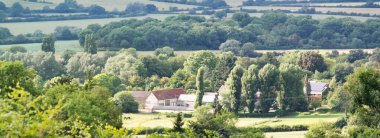 Güzel Günbatımında İngiliz Kırsal Manzarası Panoramik Yüksek Açılı Manzarası. Görüntüler 24 Haziran 2023 'te İngiltere' nin Bedfordshire kentindeki Sharpenhoe Clappers Luton 'da çekildi.