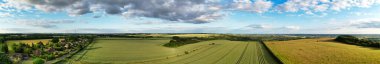 Güzel Günbatımında İngiliz Kırsal Manzarası Panoramik Yüksek Açılı Manzarası. Görüntüler 24 Haziran 2023 'te İngiltere' nin Bedfordshire kentindeki Sharpenhoe Clappers Luton 'da çekildi.