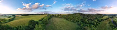 Güzel Günbatımında İngiliz Kırsal Manzarası Panoramik Yüksek Açılı Manzarası. Görüntüler 24 Haziran 2023 'te İngiltere' nin Bedfordshire kentindeki Sharpenhoe Clappers Luton 'da çekildi.