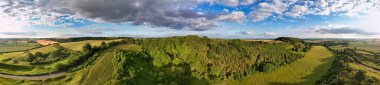 Güzel Günbatımında İngiliz Kırsal Manzarası Panoramik Yüksek Açılı Manzarası. Görüntüler 24 Haziran 2023 'te İngiltere' nin Bedfordshire kentindeki Sharpenhoe Clappers Luton 'da çekildi.