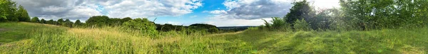 パノラマの高い角度美しい夕日の間の英国の田舎の風景の眺め 映画は2023年6月24日にイギリスのベドフォードシャー州ルトンのシャーペンホー クラップスで撮影された — ストック写真