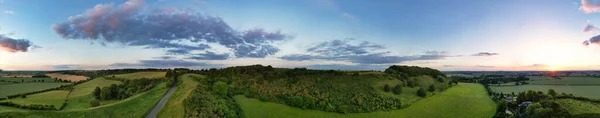 パノラマの高い角度美しい夕日の間の英国の田舎の風景の眺め 映画は2023年6月24日にイギリスのベドフォードシャー州ルトンのシャーペンホー クラップスで撮影された — ストック写真
