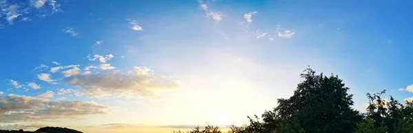 美丽落日下英国乡村风景的全景高角景观 该录像于2023年6月24日在英国英格兰贝德福德郡的Sharpenhoe Clappers Luton拍摄 — 图库照片