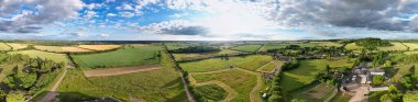 Güzel Günbatımında İngiliz Kırsal Manzarası Panoramik Yüksek Açılı Manzarası. Görüntüler 24 Haziran 2023 'te İngiltere' nin Bedfordshire kentindeki Sharpenhoe Clappers Luton 'da çekildi.