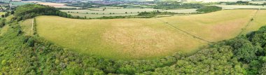 Güzel Günbatımında İngiliz Kırsal Manzarası Panoramik Yüksek Açılı Manzarası. Görüntüler 24 Haziran 2023 'te İngiltere' nin Bedfordshire kentindeki Sharpenhoe Clappers Luton 'da çekildi.