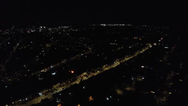 イングランドのルトン市の上の夜のライトアップされた道路と交通 ドローンのカメラで撮影された映像 — ストック動画