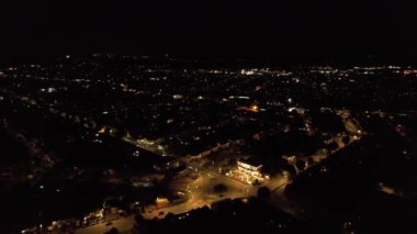 İngiltere 'nin Luton şehrinde Gece Yolu ve Trafik Aydınlandı. Görüntü İHA 'nın Kamerasıyla kaydedildi 