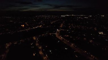 İngiltere 'nin Luton şehrinde Gece Yolu ve Trafik Aydınlandı. Görüntü İHA 'nın Kamerasıyla kaydedildi 