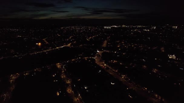 灯火通明的道路和夜间交通在英国卢顿市上空 镜头是用Drone的相机拍摄的 — 图库视频影像