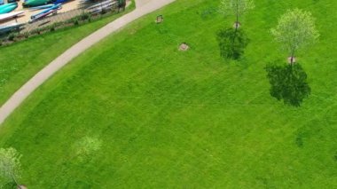 İngiltere 'nin Milton Keynes şehrinde yer alan Caldecotte Gölü' nün Yüksek Açılı Görüntüsü, İHA 'nın Kamerasıyla 21 Mayıs' ta, 23 Mayıs 'ta İngiltere üzerinde, Güneşli Sıcak Gün' de çekildi.