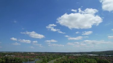 Yüksek Açılı Caldecotte Gölü ve Milton Keynes Şehri, İngiltere. Görüntüler 5 Mayıs 2023 'te İHA' nın Güzel Gün 'deki Kamerasıyla çekildi.