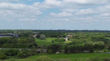 Yüksek Açılı Caldecotte Gölü ve Milton Keynes Şehri, İngiltere. Görüntüler 5 Mayıs 2023 'te İHA' nın Güzel Gün 'deki Kamerasıyla çekildi.