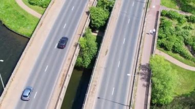Yüksek Açılı Caldecotte Gölü ve Milton Keynes Şehri, İngiltere. Görüntüler 5 Mayıs 2023 'te İHA' nın Güzel Gün 'deki Kamerasıyla çekildi.