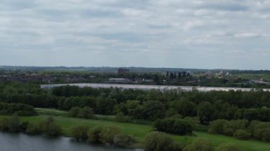 Yüksek Açılı Caldecotte Gölü ve Milton Keynes Şehri, İngiltere. Görüntüler 5 Mayıs 2023 'te İHA' nın Güzel Gün 'deki Kamerasıyla çekildi.