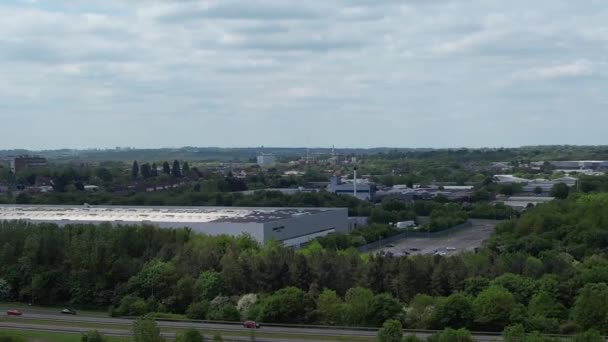カルデコット湖とイギリスのミルトン ケインズ市の高角度映像 撮影は2023年5月5日の晴れた日にドローンのカメラで撮影されました — ストック動画