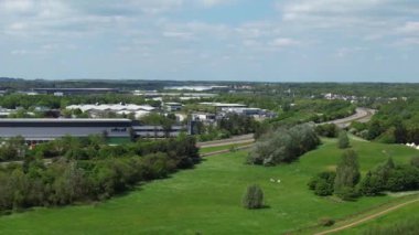 Yüksek Açılı Caldecotte Gölü ve Milton Keynes Şehri, İngiltere. Görüntüler 5 Mayıs 2023 'te İHA' nın Güzel Gün 'deki Kamerasıyla çekildi.