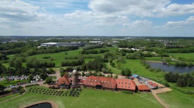 Yüksek Açılı Caldecotte Gölü ve Milton Keynes Şehri, İngiltere. Görüntüler 5 Mayıs 2023 'te İHA' nın Güzel Gün 'deki Kamerasıyla çekildi.