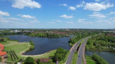 Yüksek Açılı Caldecotte Gölü ve Milton Keynes Şehri, İngiltere. Görüntüler 5 Mayıs 2023 'te İHA' nın Güzel Gün 'deki Kamerasıyla çekildi.